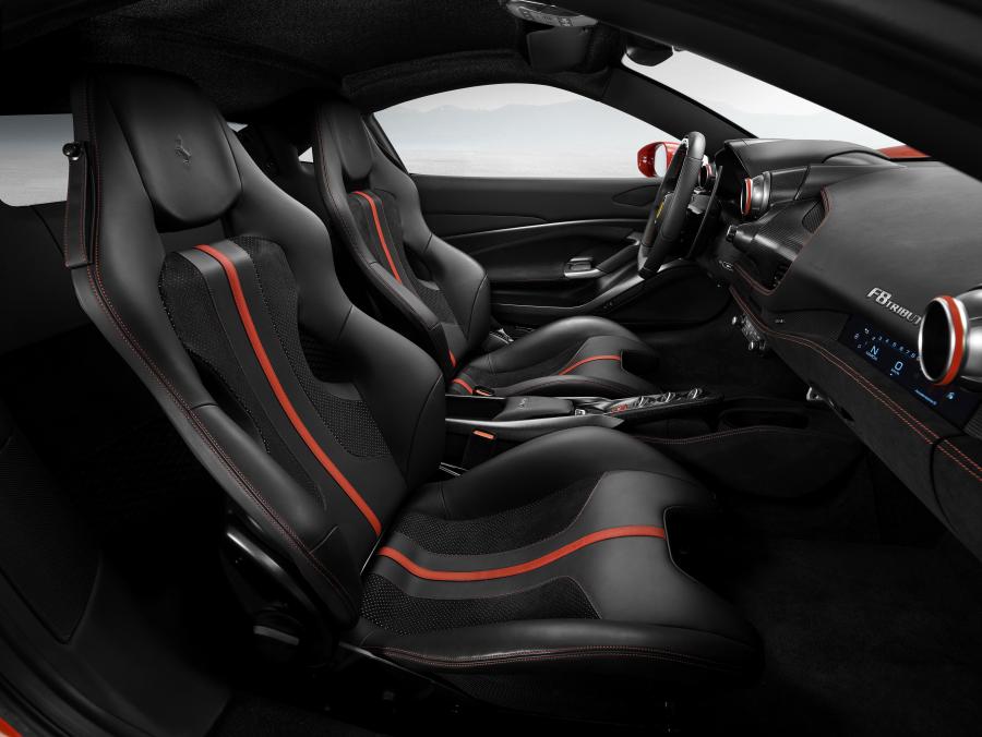 Интерьер Ferrari F8 Tributo 2019 года  (фото 26 из 52)
